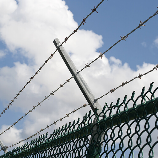 KIMMU Galvanized Coated Barbed Wire installed on top of chain link fence